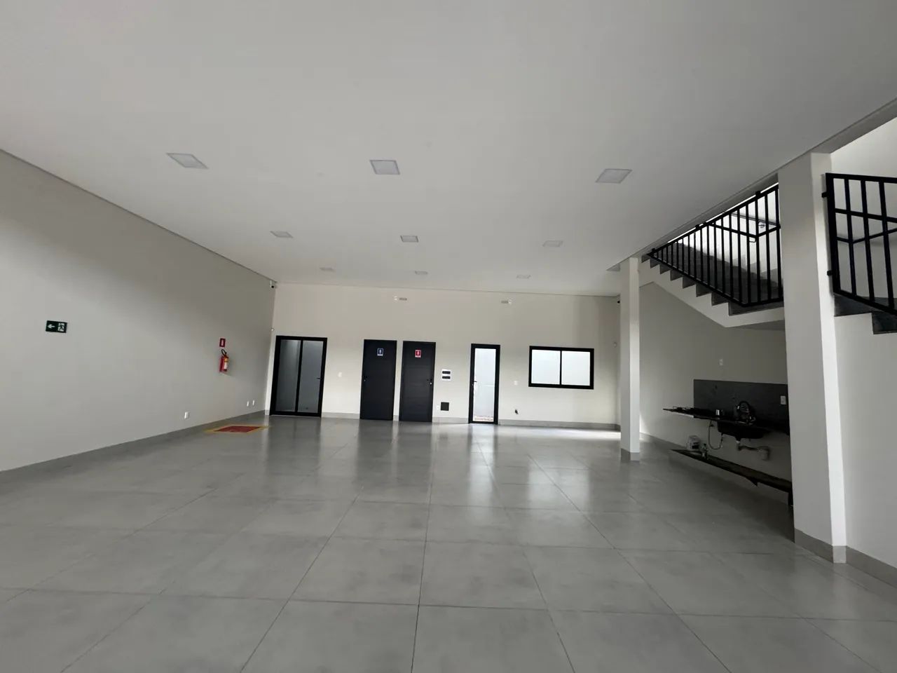ALUGA SE GALPÃO COMERCIAL  - Foto 4