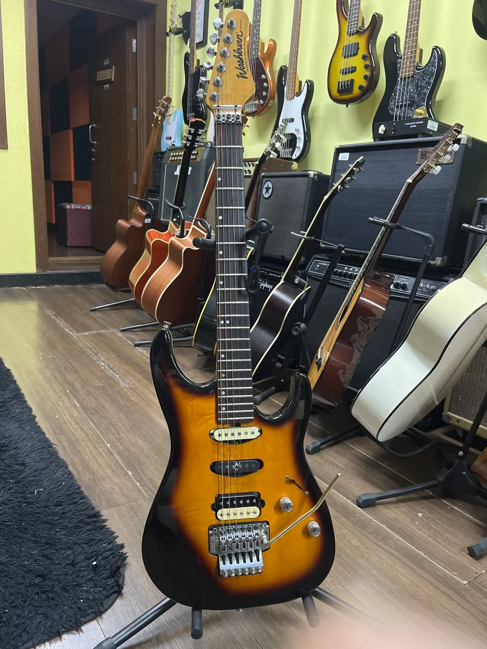 Guitarra Washburn signature Stevie Salas - Instrumentos musicais