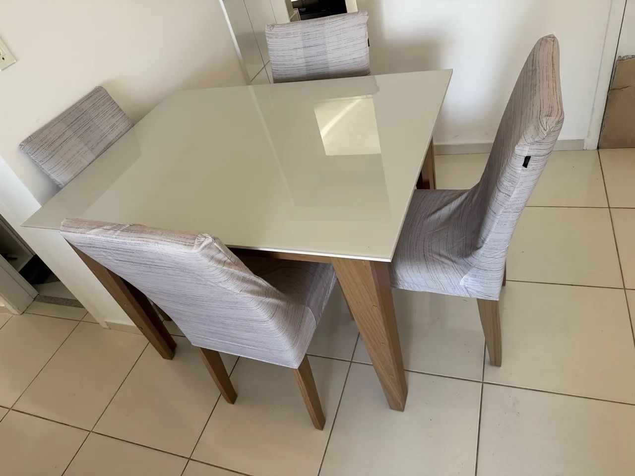 Vendo mesa com 4 cadeiras nova - Foto 2