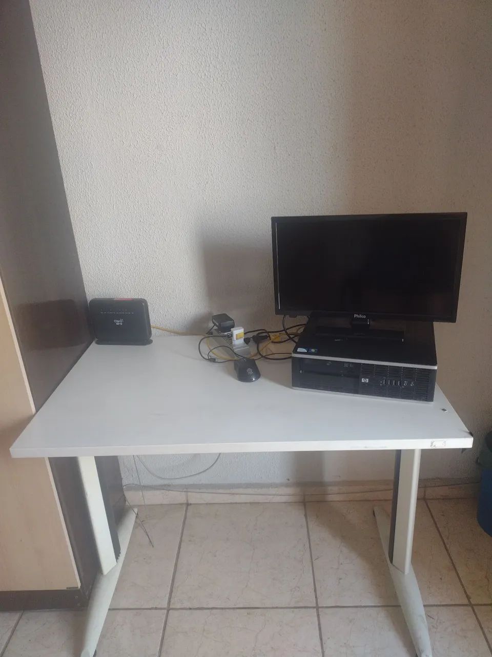 Vende se computador é mesa juntos 