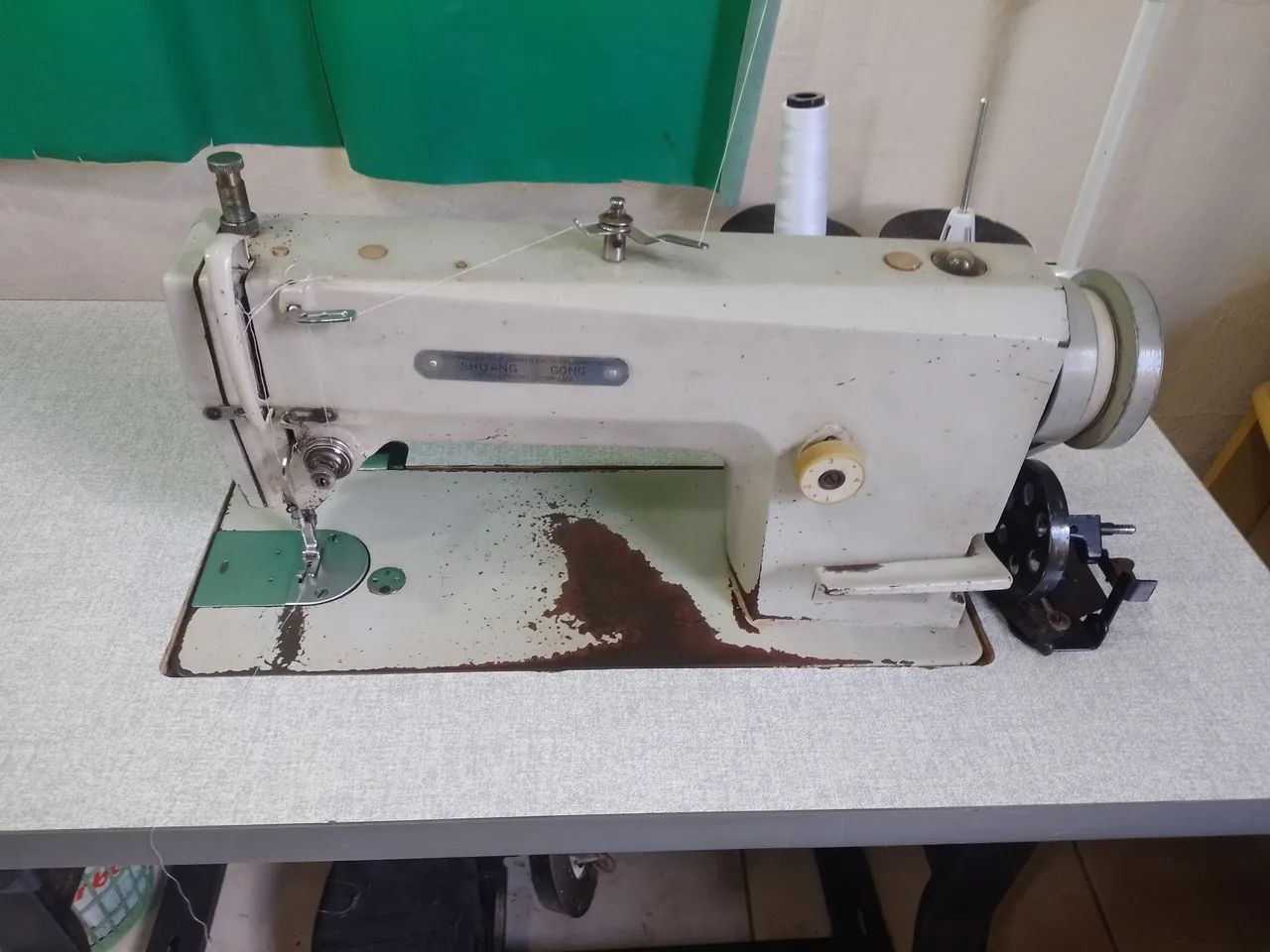 Máquina de costura reta