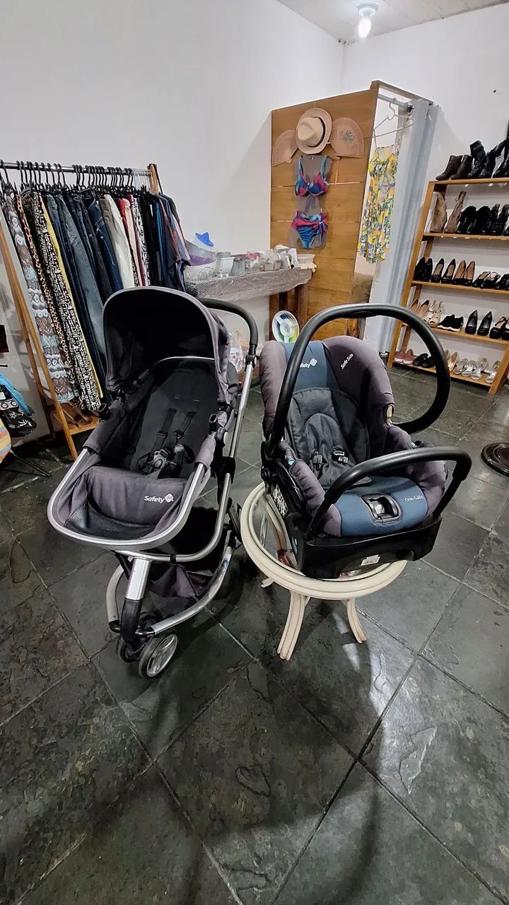 Carrinho de bebê 1st com bebê conforto 