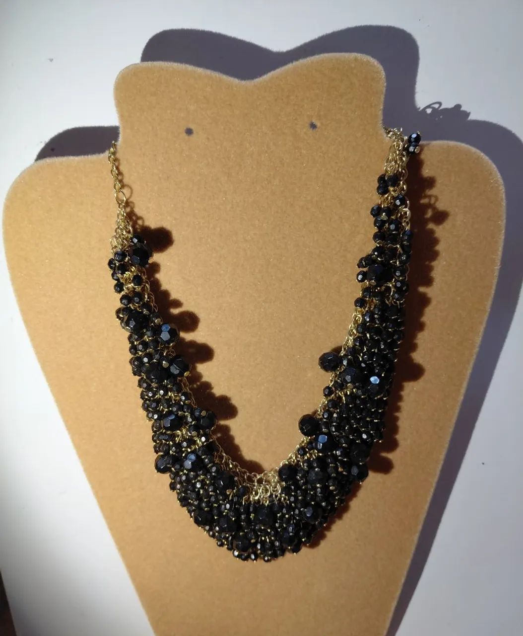 Colar statement CH Carolina Herrera com pedras pretas e detalhes em dourado - Usado. - Foto 2