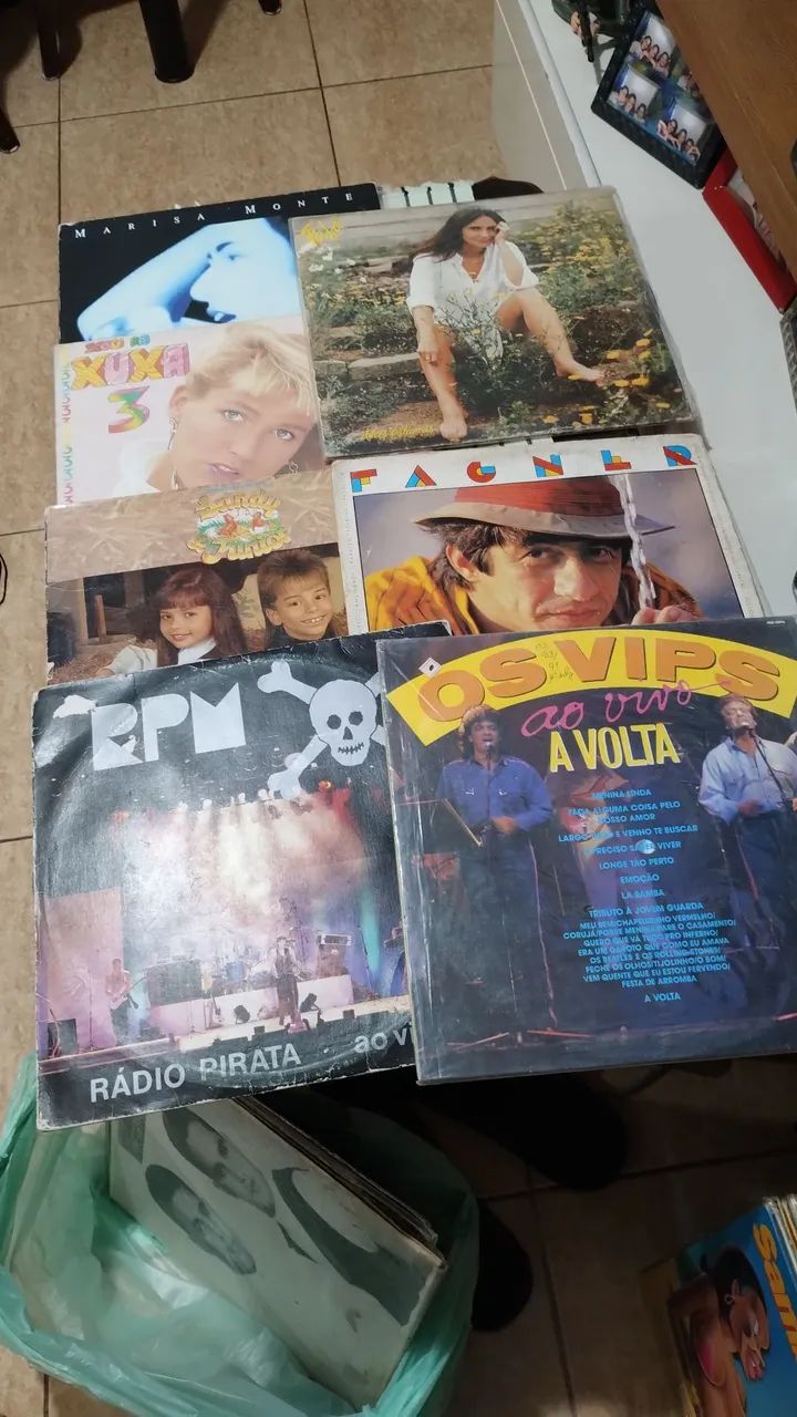 Caixa + 33 Discos de vinil  - Foto 5