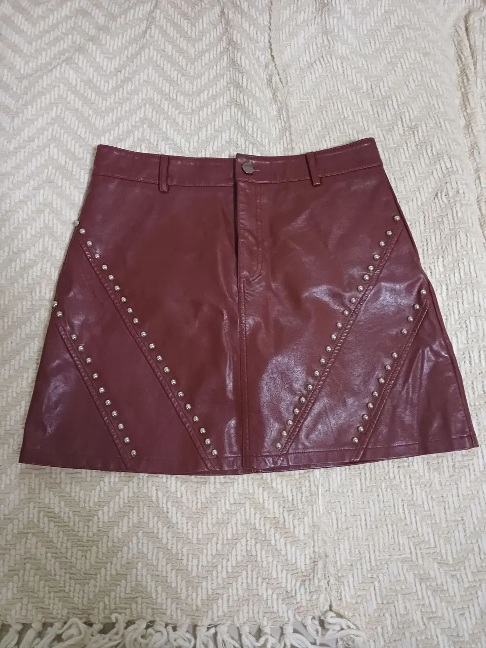 Saia de Couro Vinho c/Tachas