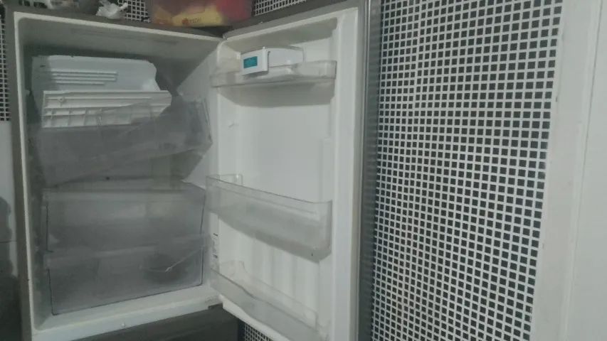 Vende-se uma geladeira usada.