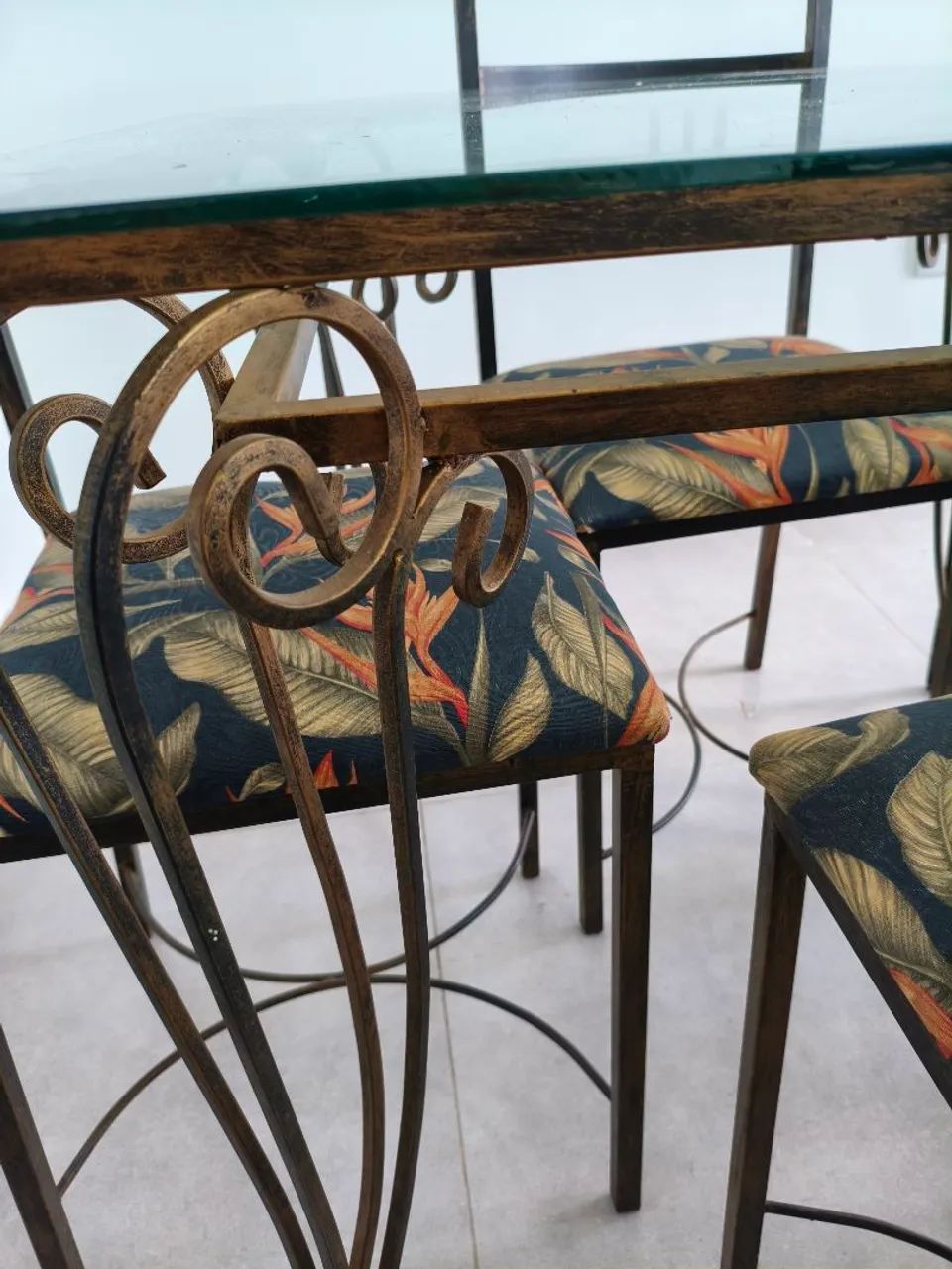 Mesa de ferro com 4 cadeiras almofadadas - Foto 4