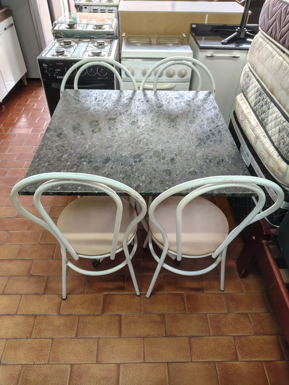 Vendo mesa de granito quadrada com 4 cadeiras  - Foto 5