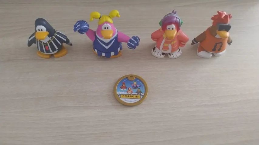 Club Penguin Conjunto de 4 bonecos com moeda