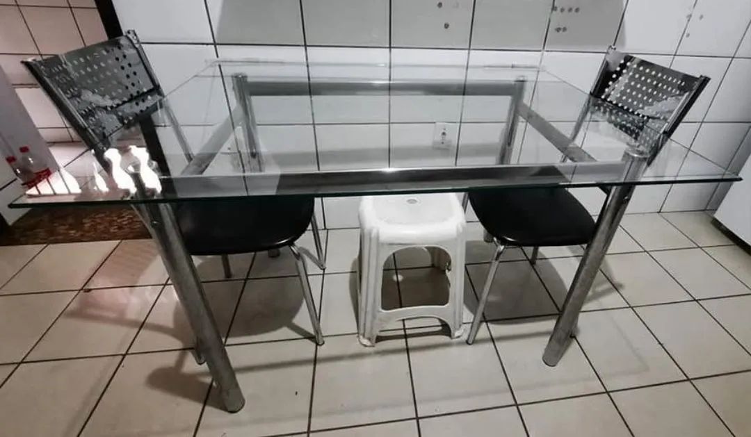 Mesa com 2 cadeiras 