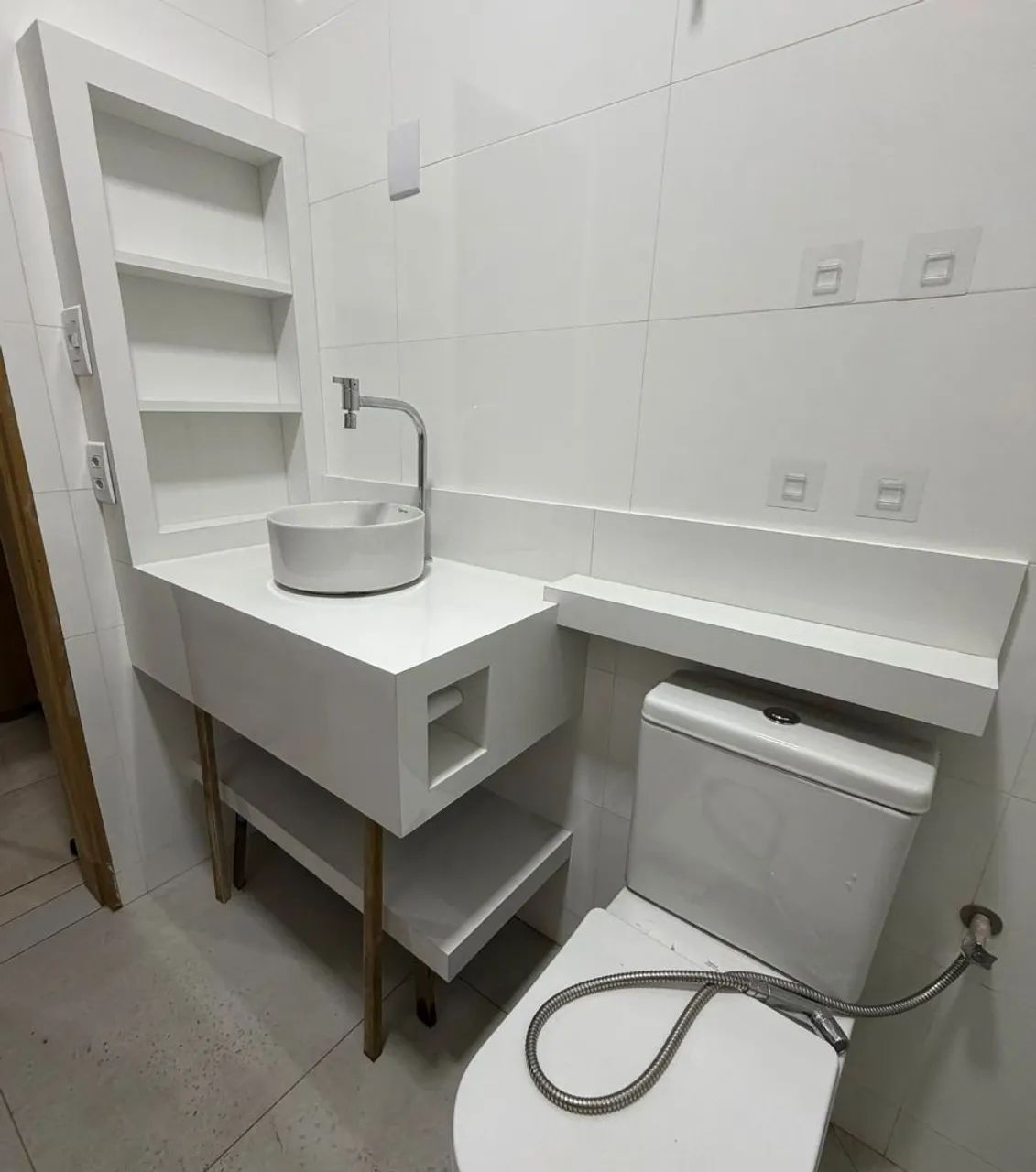 Pedreiro, azulejista e porcelanato.