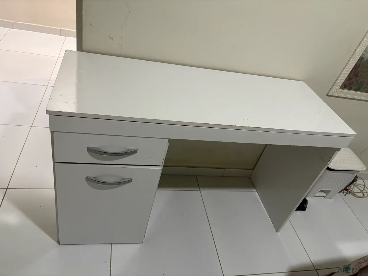 Escrivaninha com gaveta e porta 