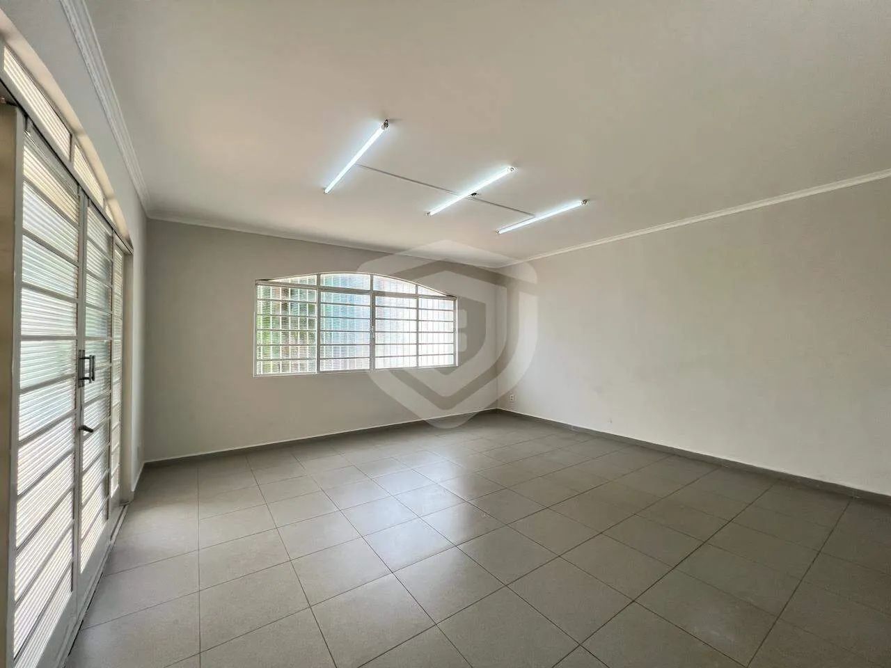 CASA COMERCIAL E RESIDENCIAL, ÓTIMA LOCALIZAÇÃO. - Foto 3