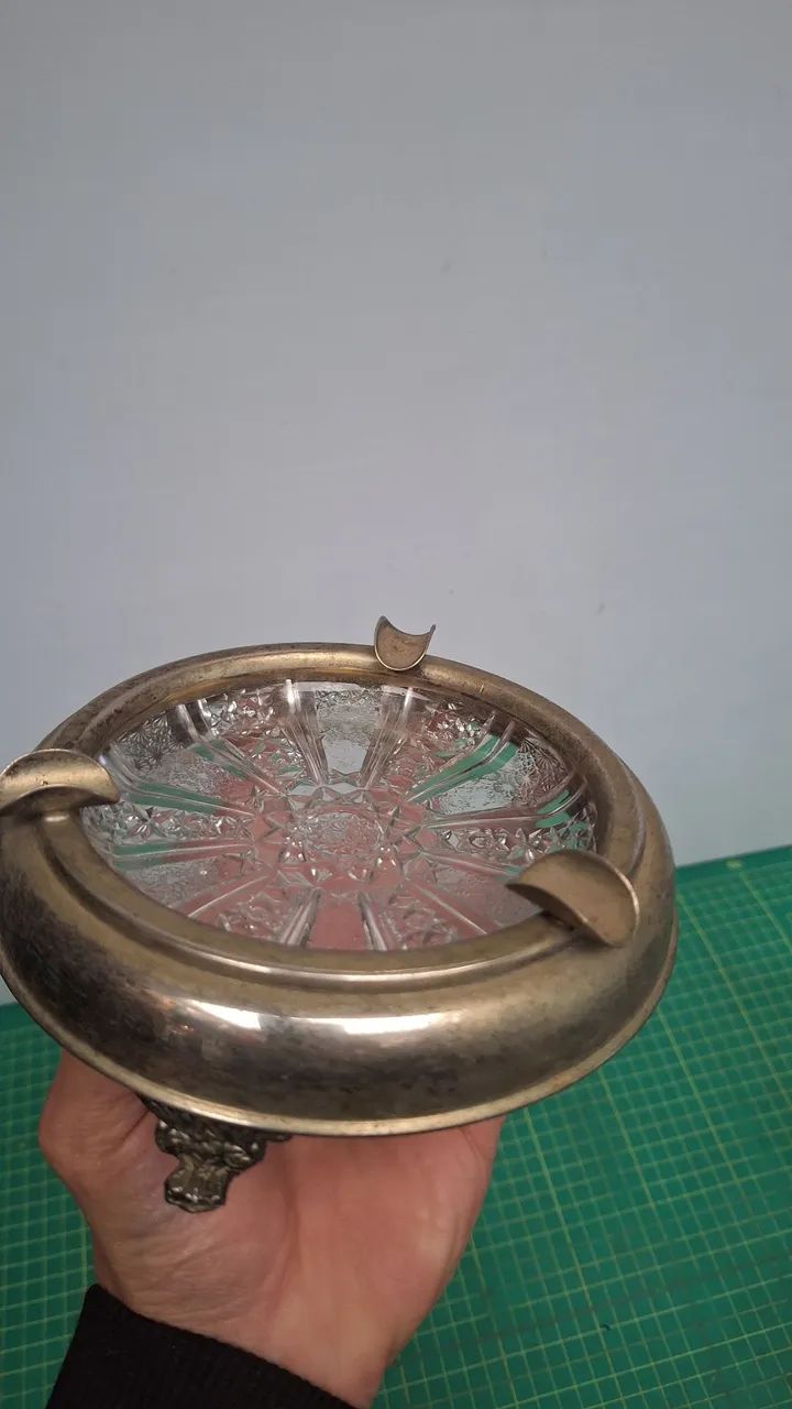 Cinzeiro antigo metal e vidro  - Foto 4