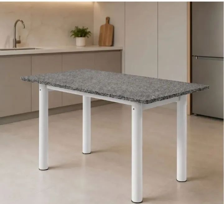 Mesa com 4 cadeiras em bom estado de uso