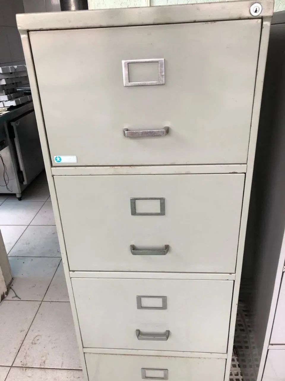 Arquivo em aço com 4 gavetas 