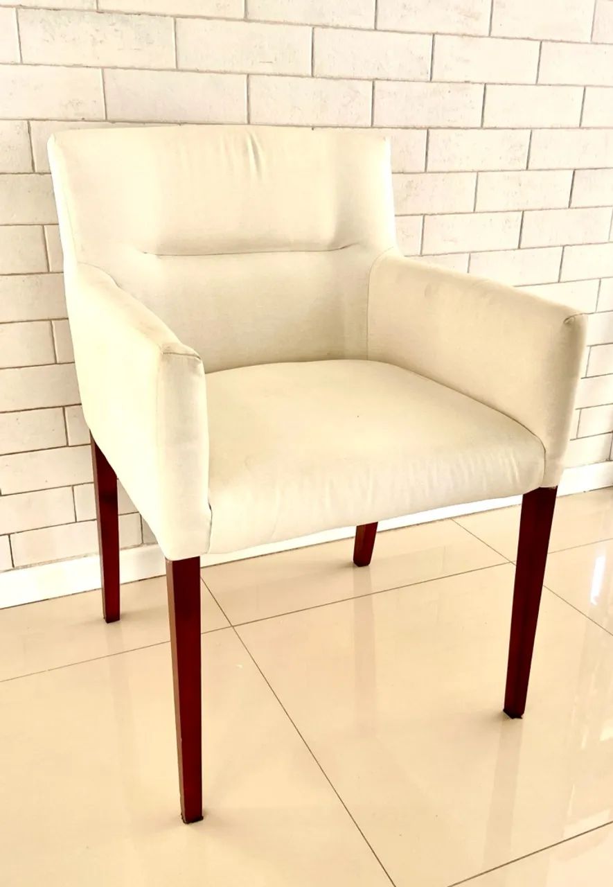 Poltrona com pés de madeira
