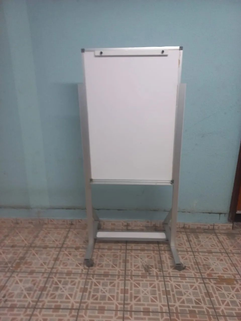 Cavalete Flip Chart Magnético em Alumínio com Rodas Branco