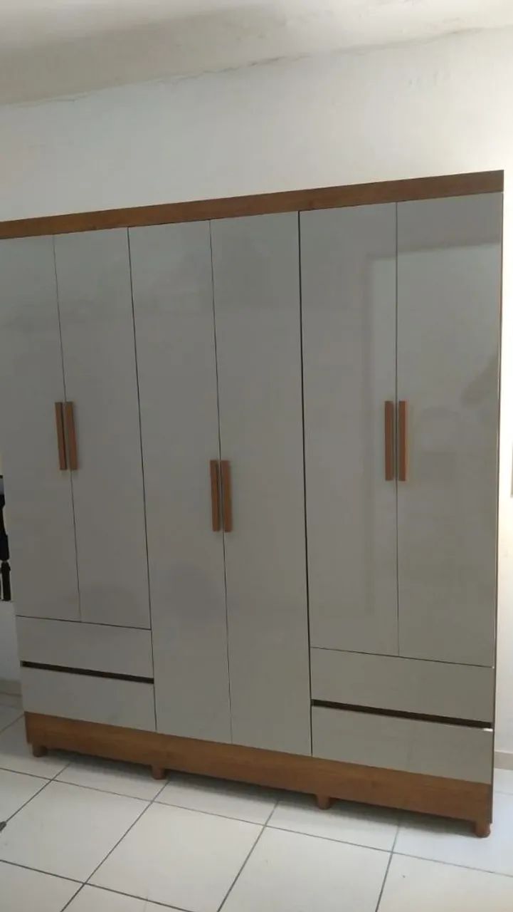 Guarda-roupa espaçoso casal tcil 1..80