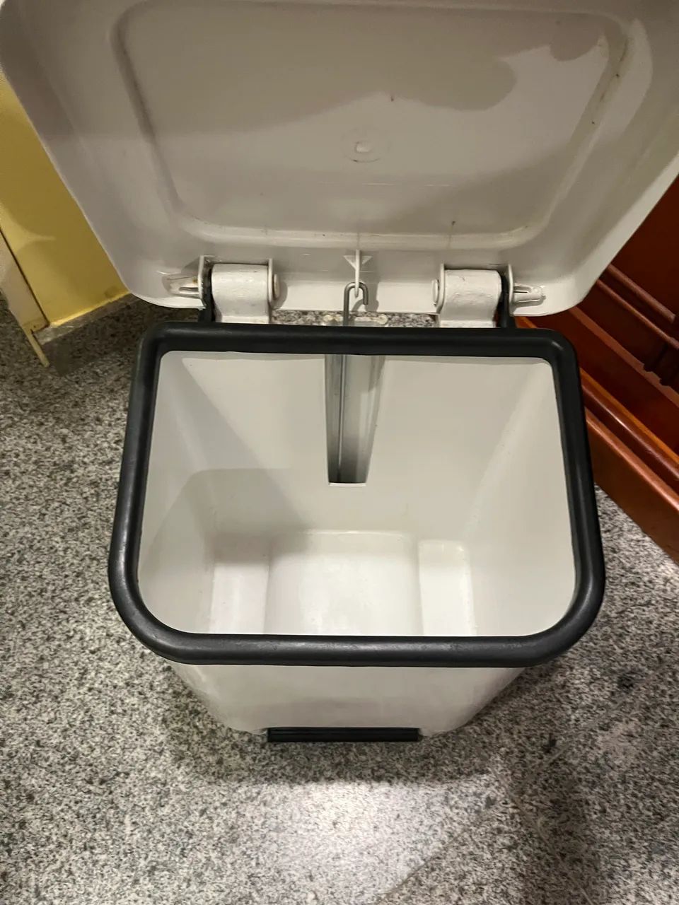 Lixeira marfinite com pedal 25L - Foto 2