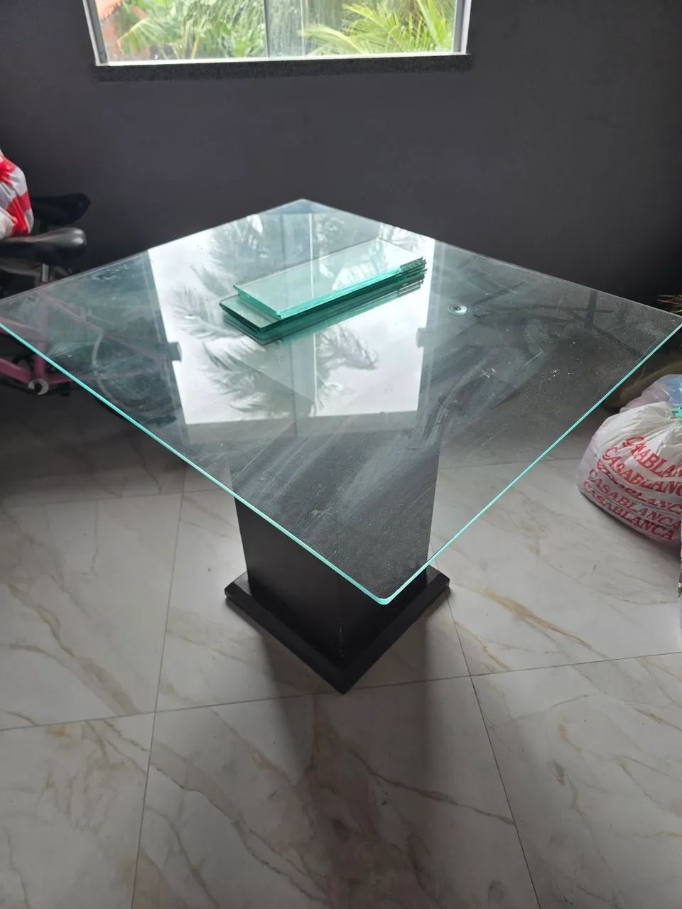 Mesa de vidro com base de madeira 