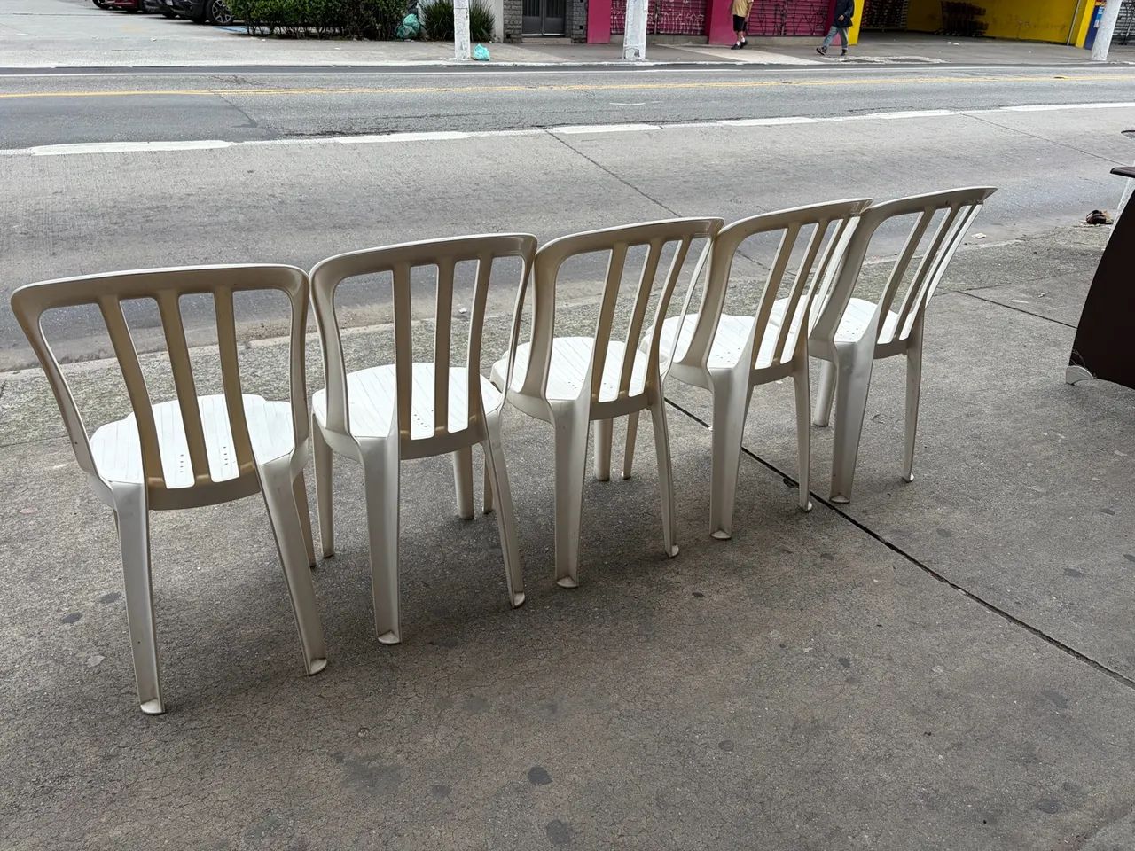 Kit 5 cadeiras de plastico brancas - Foto 5