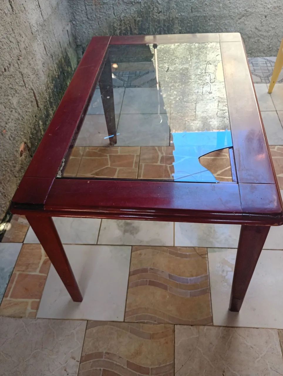 Vendo mesa com vidro quebrado na ponta,  - Foto 4