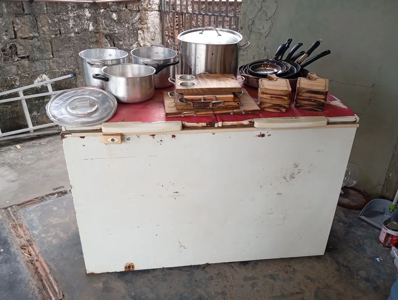 Freezer, frigideiras, panelas e tábuas de madeira para servir lanches 