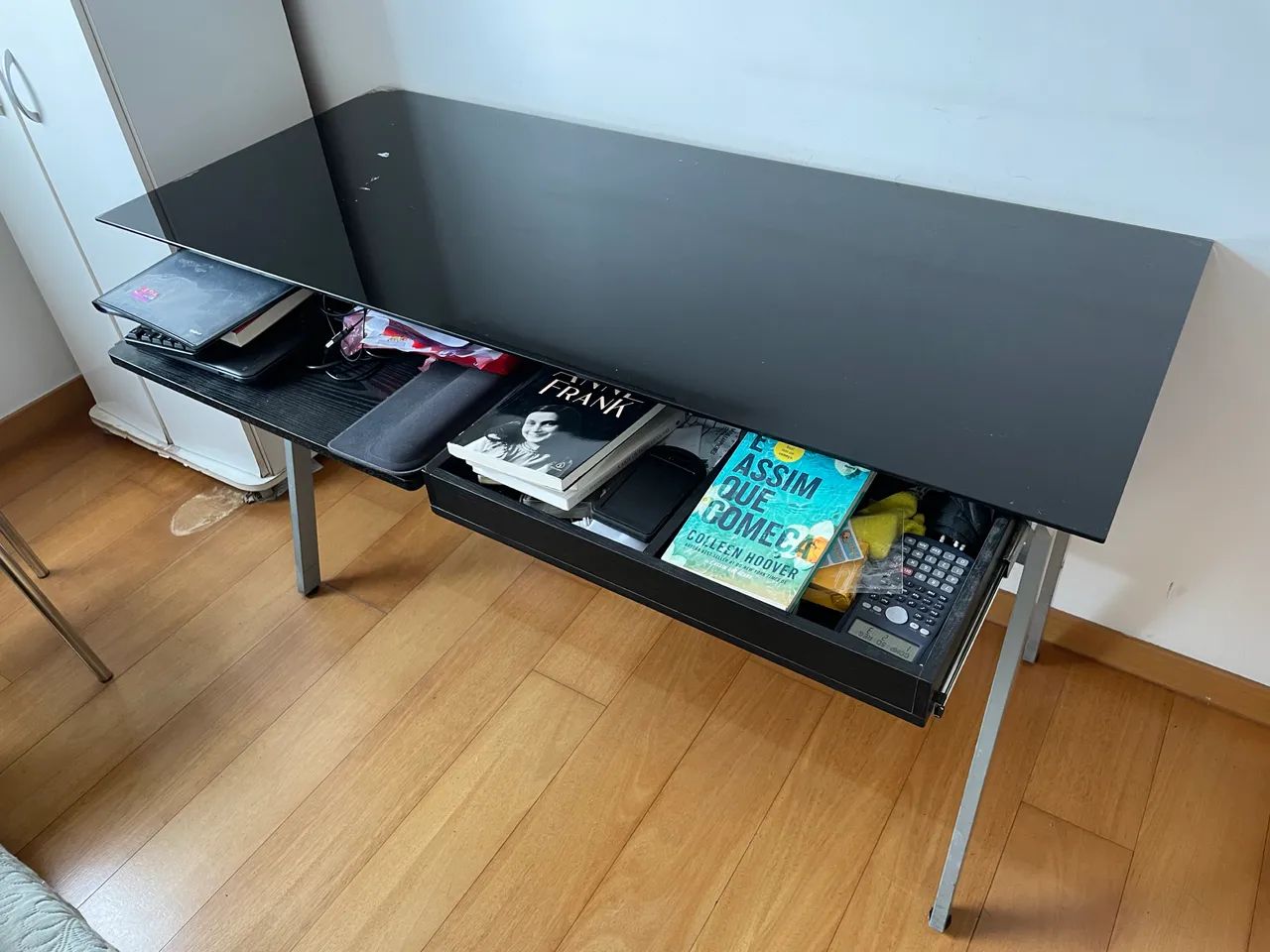 Escrivaninha com tampo de vidro preto  - Foto 3