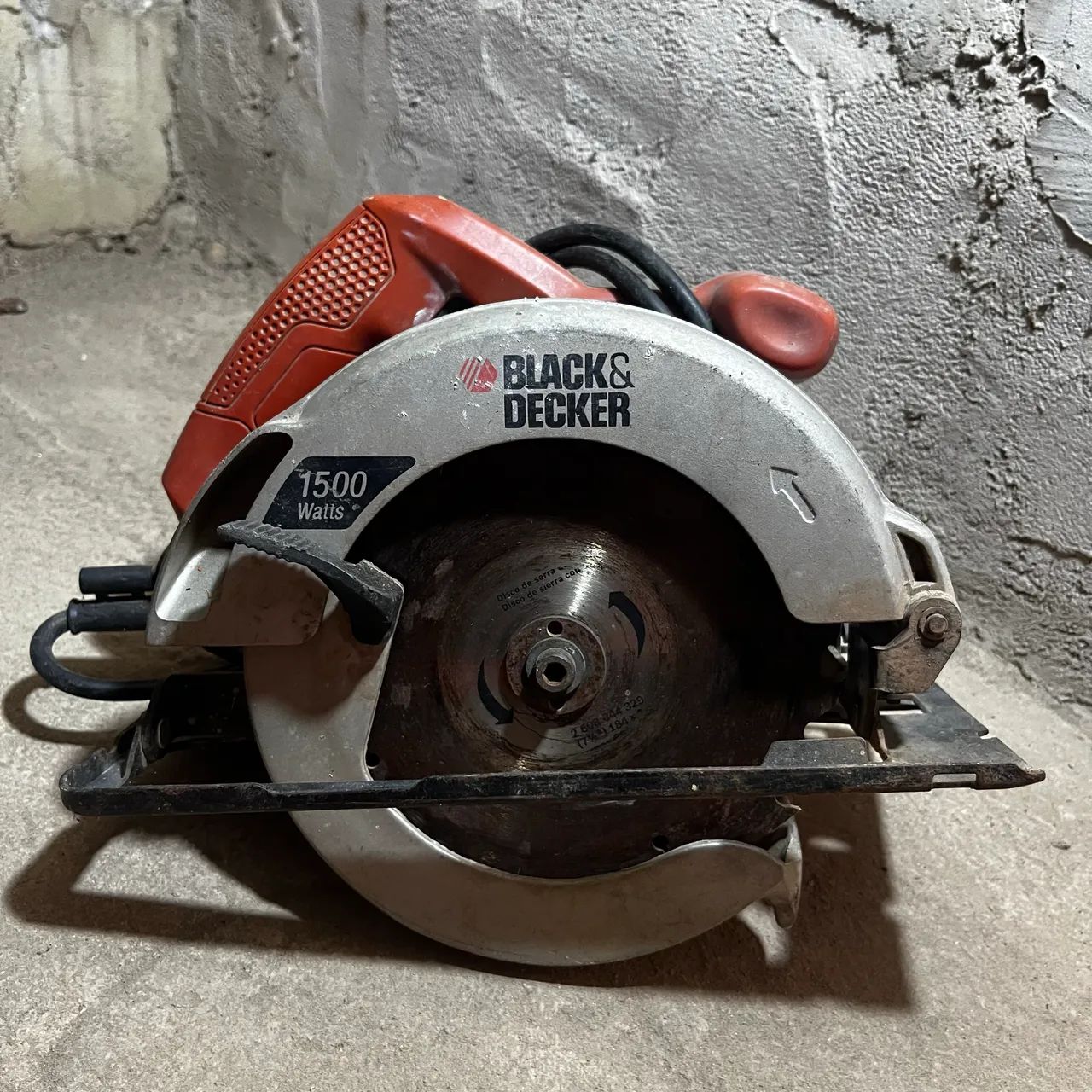 serra circular elétrica manual Black+Decker 