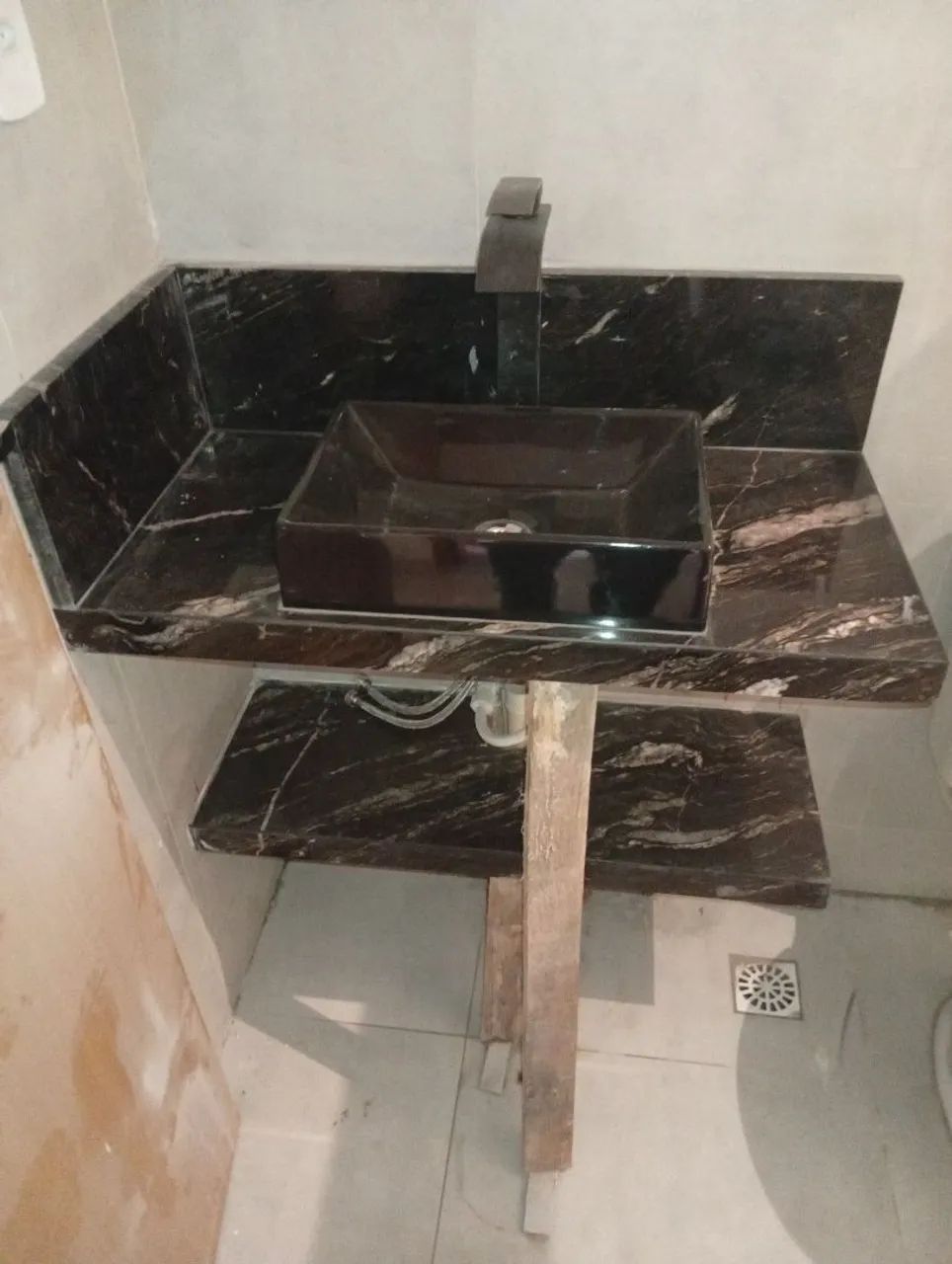 Bancada de banheiro com. Prateleira no quartizito  - Foto 4