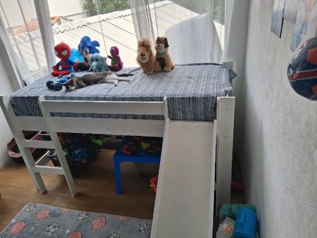 Cama infantil com colchão. 