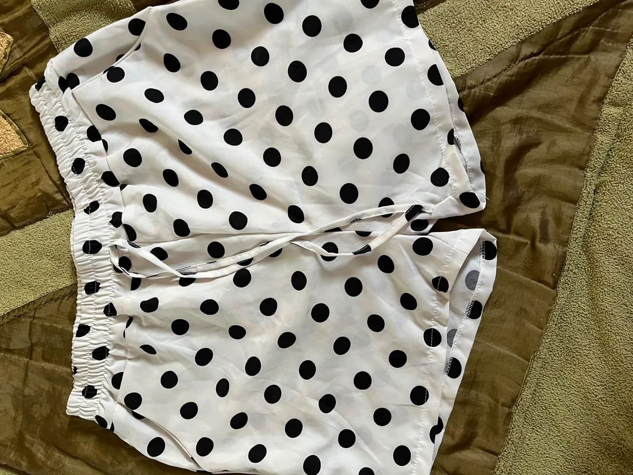 Shorts branco bolinhas poá
