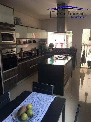 Excelente casa com 3 quartos, todos suítes, pé direito duplo e completa em armário! Única!