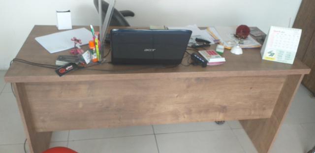 Vendo duas mesas pra loja ou escritório, duas cadeira giratória, uma impressora ,armario