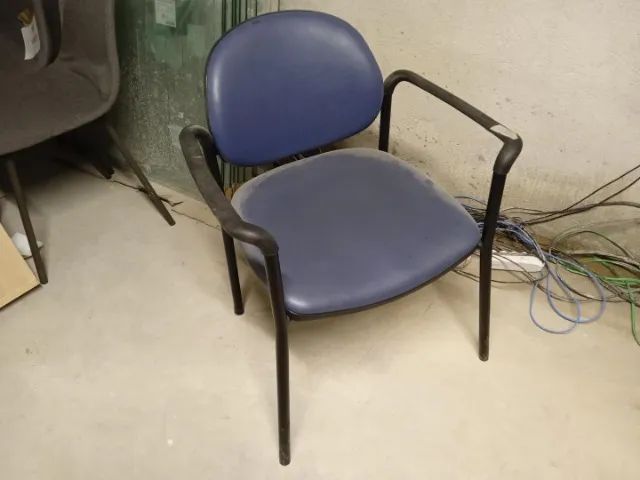 Cadeira de escritório estofada c/ braços em Couro Ecológico / Aço Azul - Foto 2