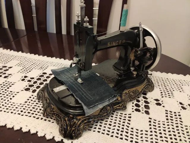 Maquina de Costura muito Antiga a Manivela com base de ferro, modelo pata de leão,  - Foto 4