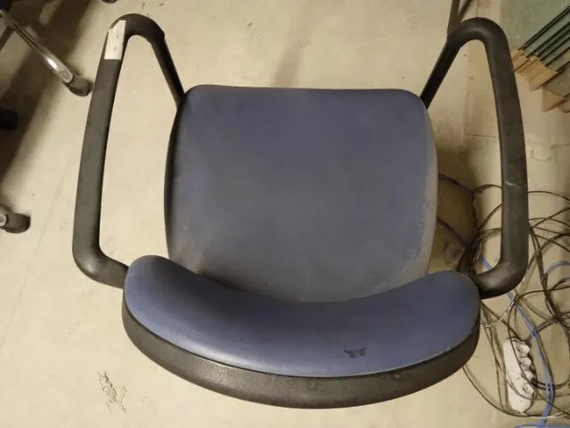 Cadeira de escritório estofada c/ braços em Couro Ecológico / Aço Azul - Foto 3