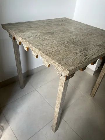 Vendo mesa com 4 bancos 