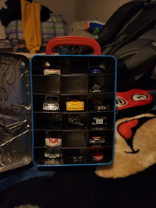 Caixa Hot Wheels + carros - Foto 2