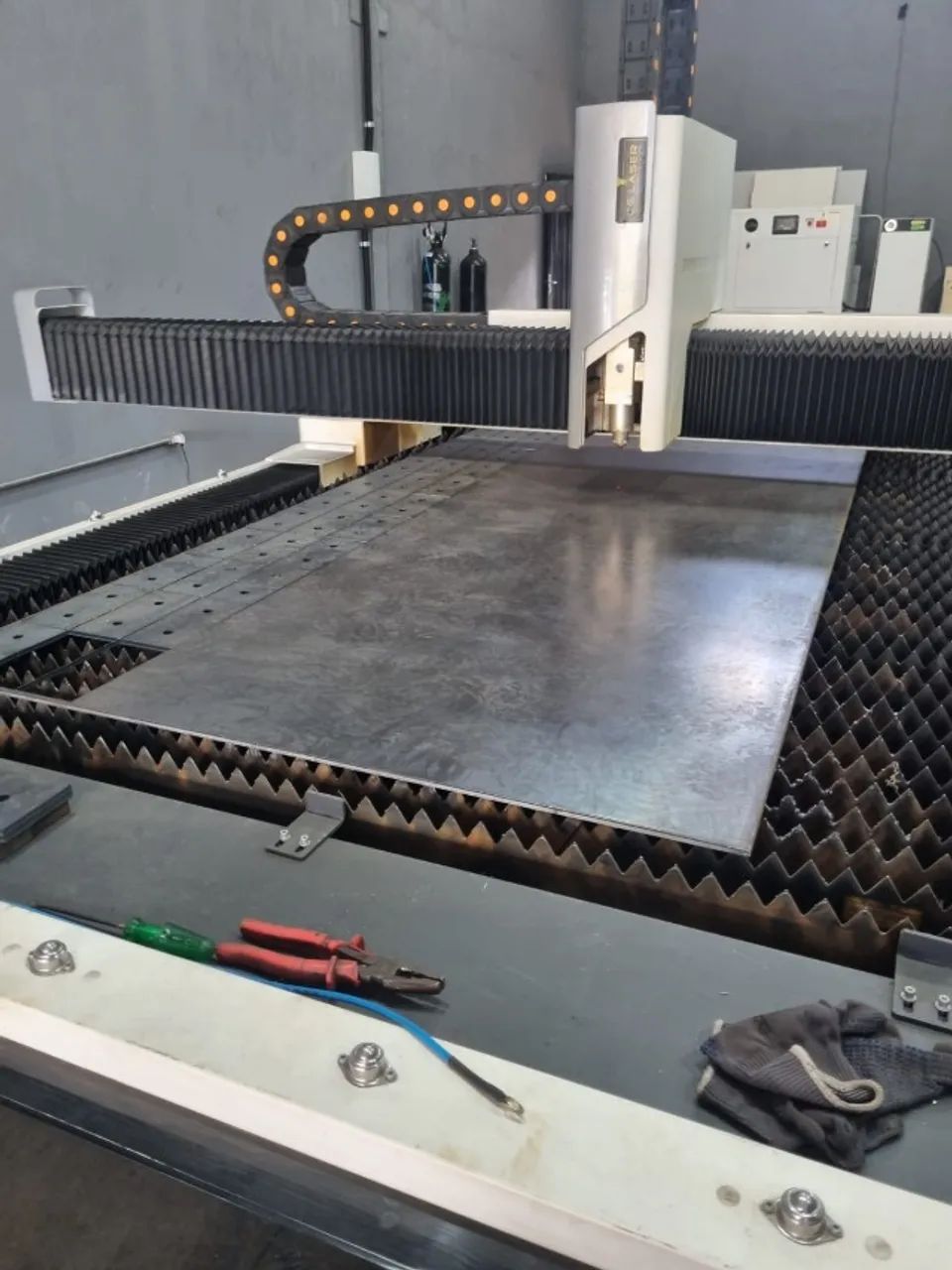 Maquina de Laser corta chapa e tubos de 3000 wtts mesa 3,00 x 1,20