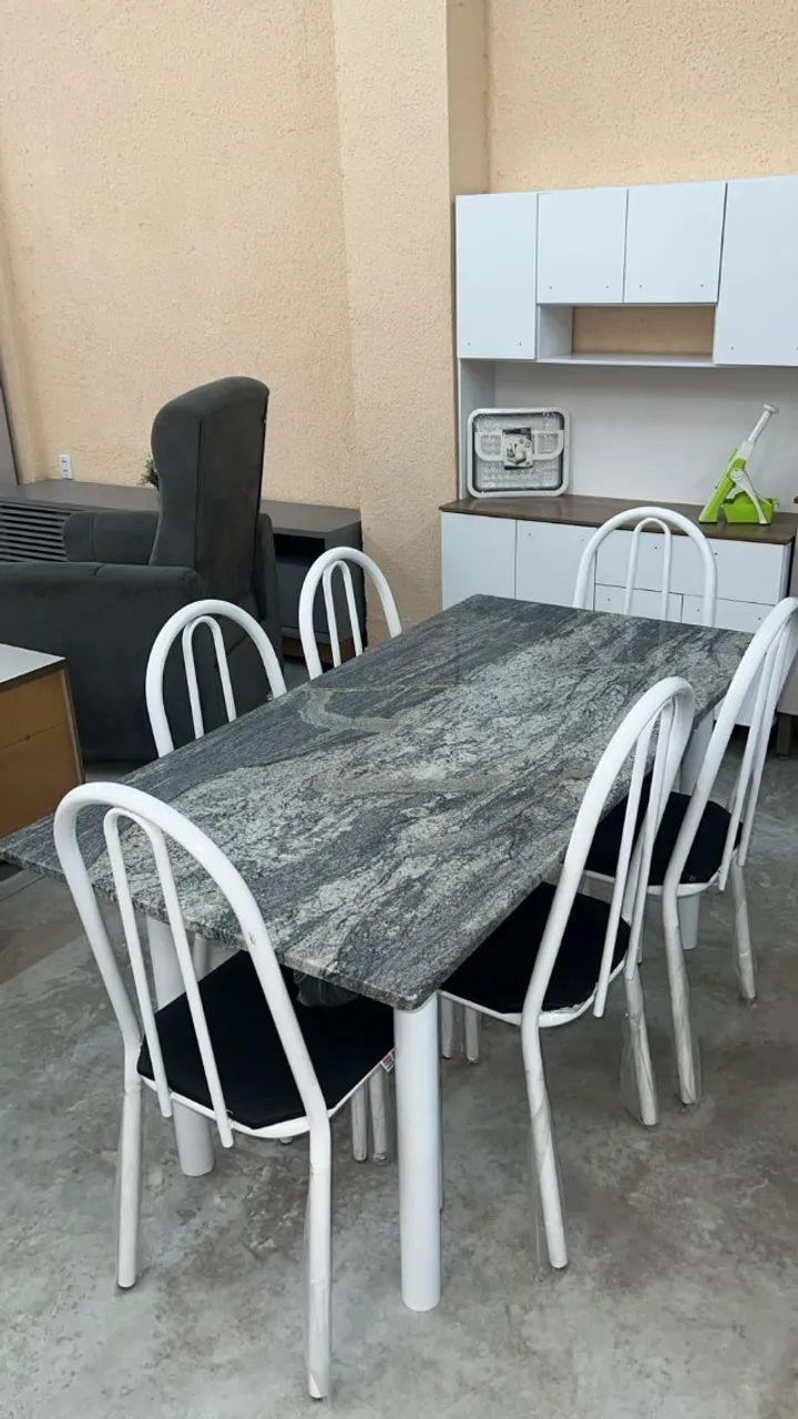 "Beleza e Durabilidade: Conjunto de Mesas Tubular com Tampo de Granito e Entrega Ágil"