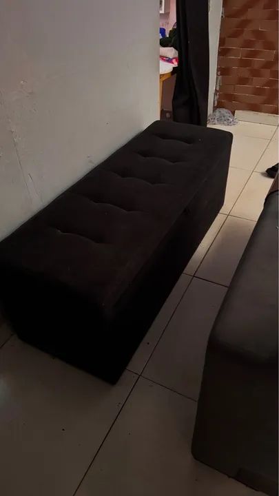 Banco estofado em ótimo estado com baú 
