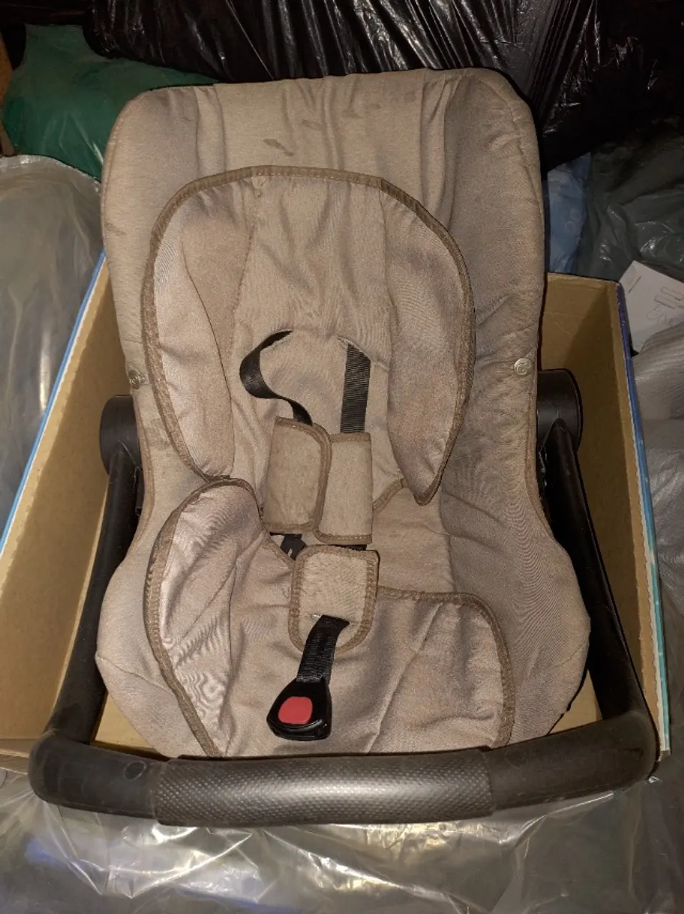 Vendo cadeirinha Galzerano de carro, bebê conforto, cor capuccino, muito conservado.