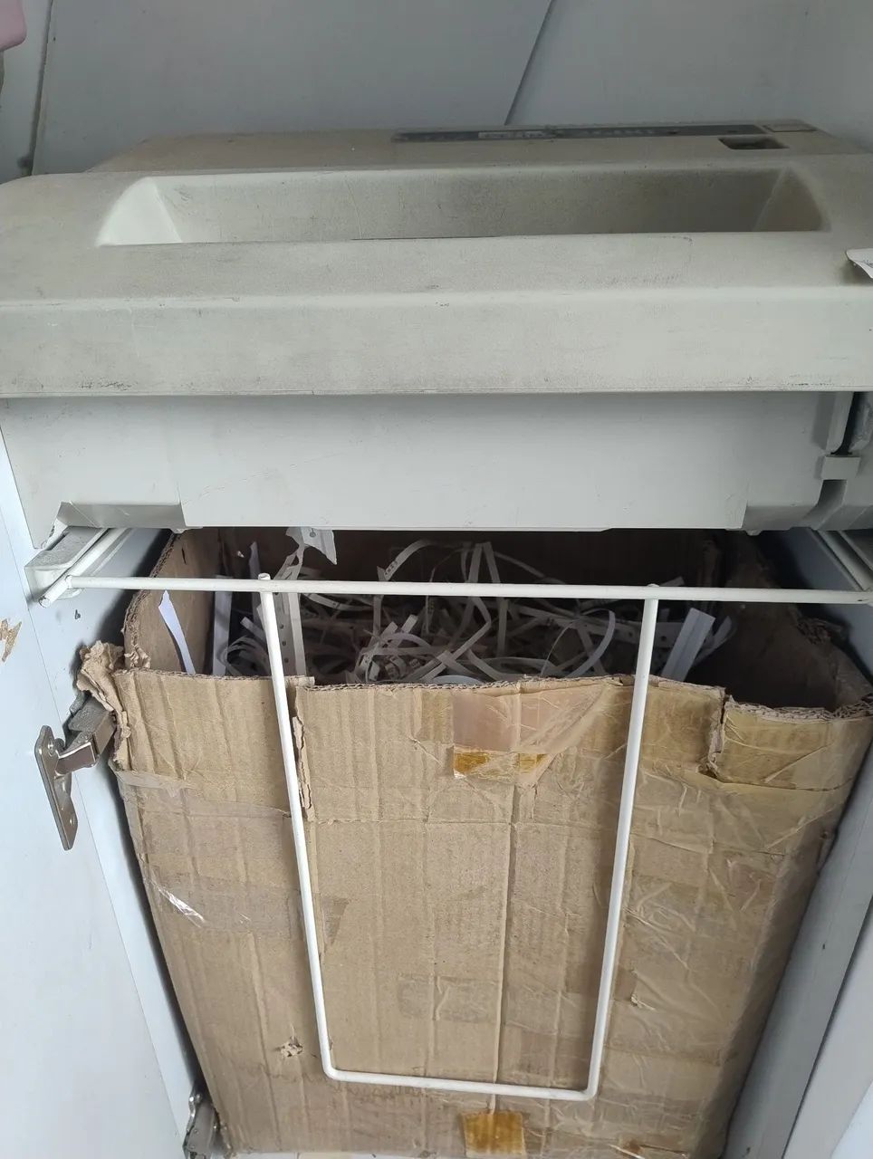 Armário de Aço e Picotador de Papel