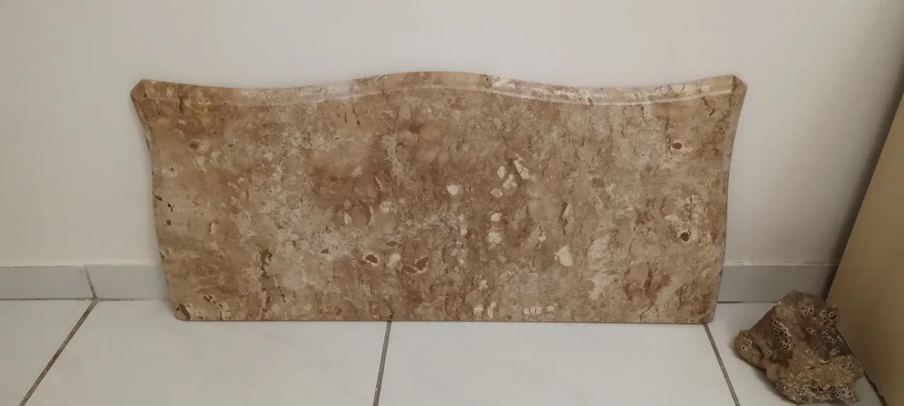 Tampo de mármore com design ondulado