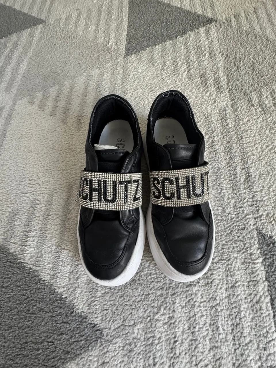 Tênis Schutz Preto com Detalhe Strass