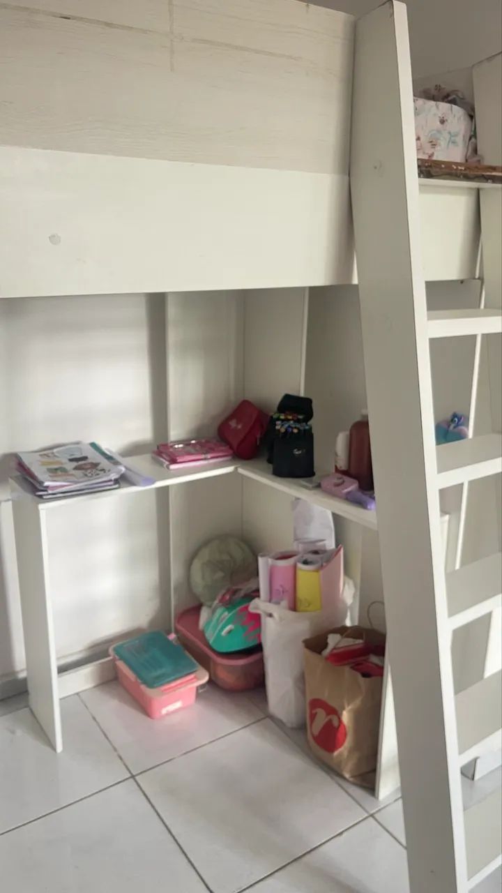Cama Alta Funcional com Guarda-Roupa e Escrivaninha. Completa e Moderna! - Foto 5