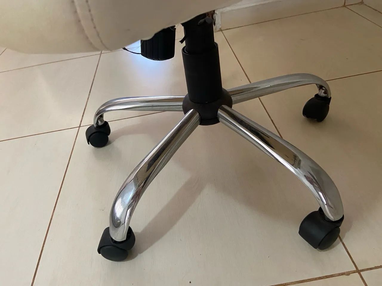 Cadeira de Escritório Giratória - Couro - Foto 3