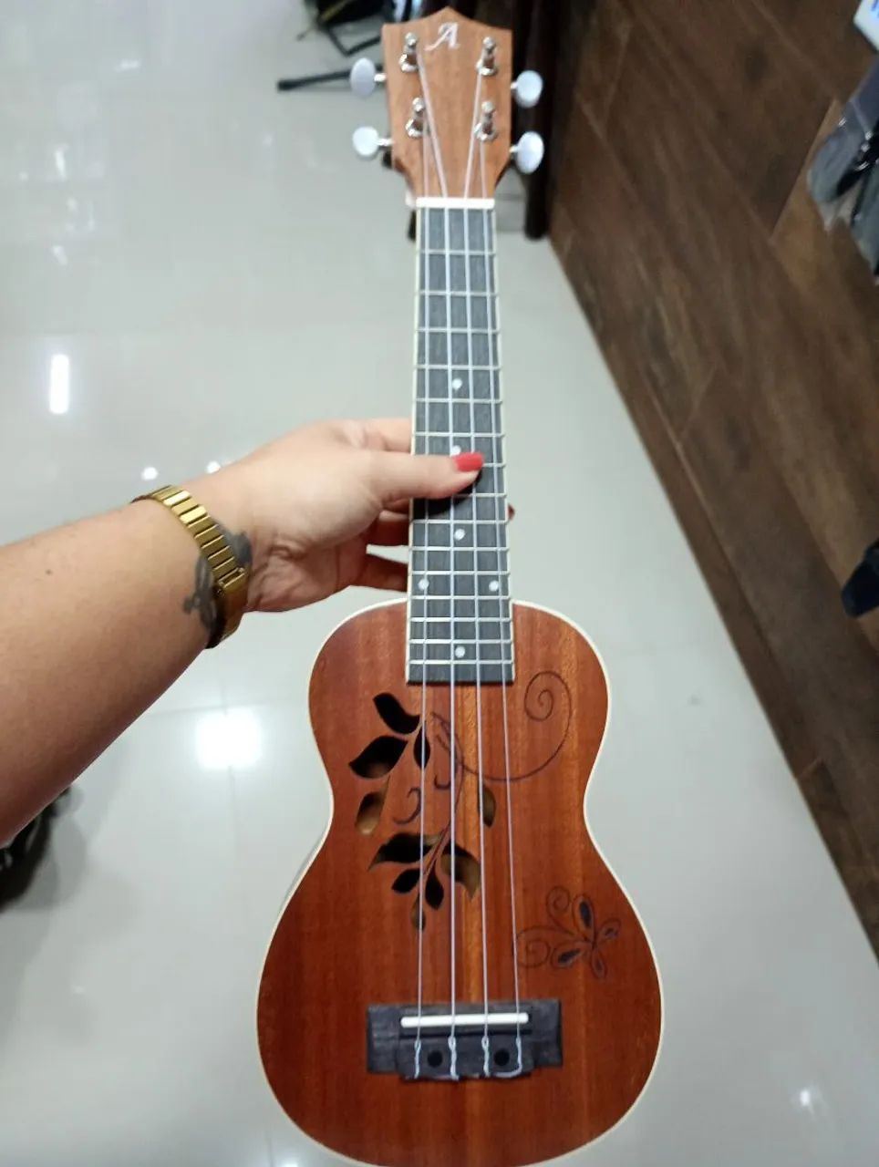  Ukulele com Detalhes em Madeira - Foto 2